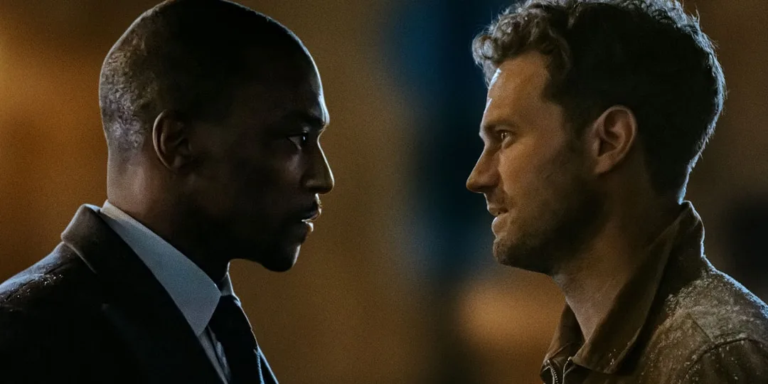 Deux hommes se regardent intensément dans une scène dramatique.
