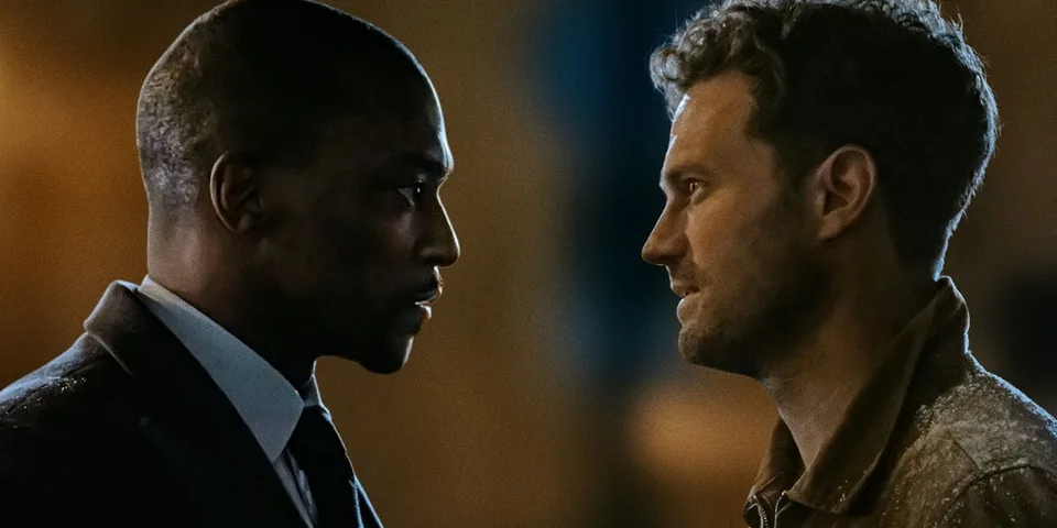 Deux hommes se regardent intensément dans une scène dramatique.