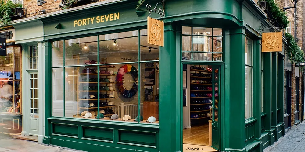 Devanture d'un magasin avec l'enseigne 'Forty Seven'
