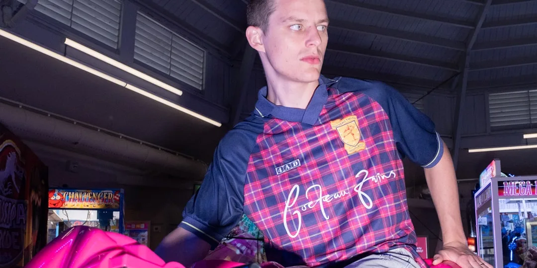 Homme en chemise à carreaux dans un espace intérieur lumineux