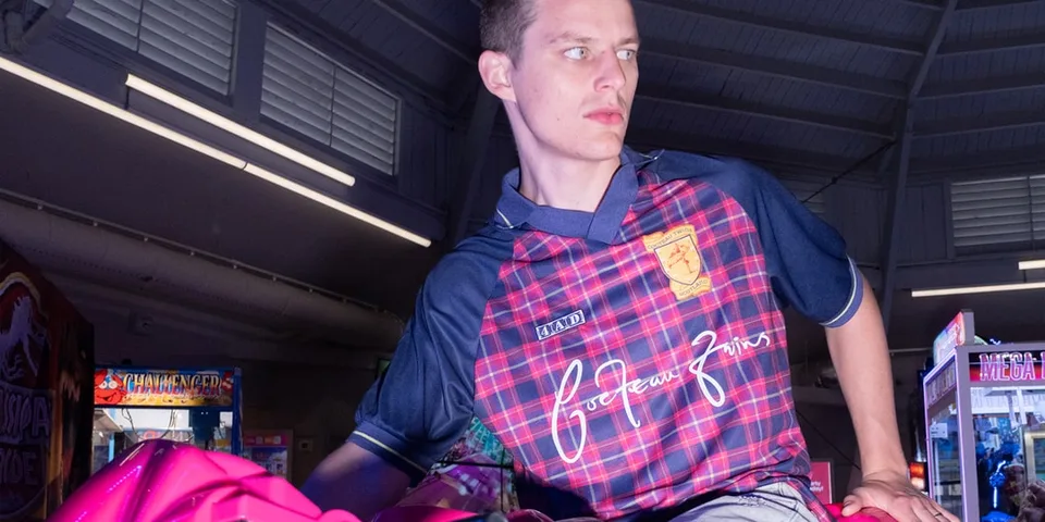 Homme en chemise à carreaux dans un espace intérieur lumineux