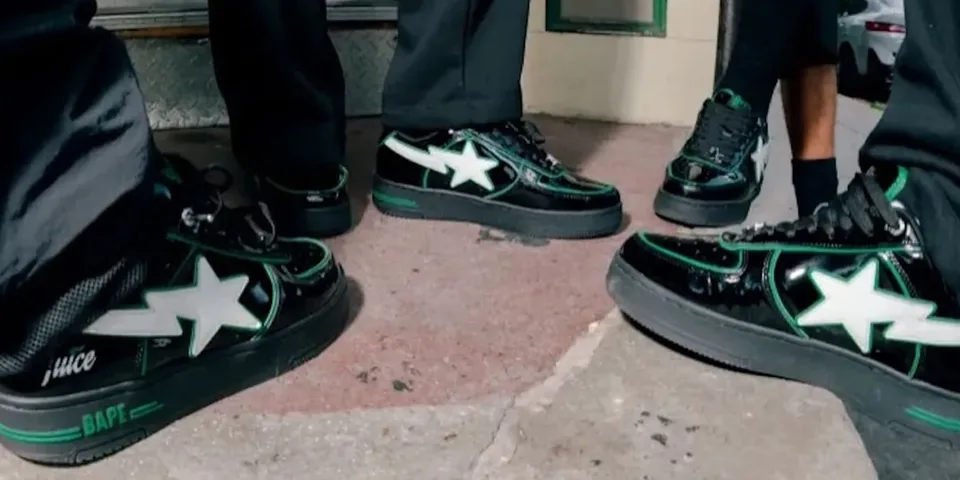 Chaussures noires et vertes avec motif étoile sur le sol