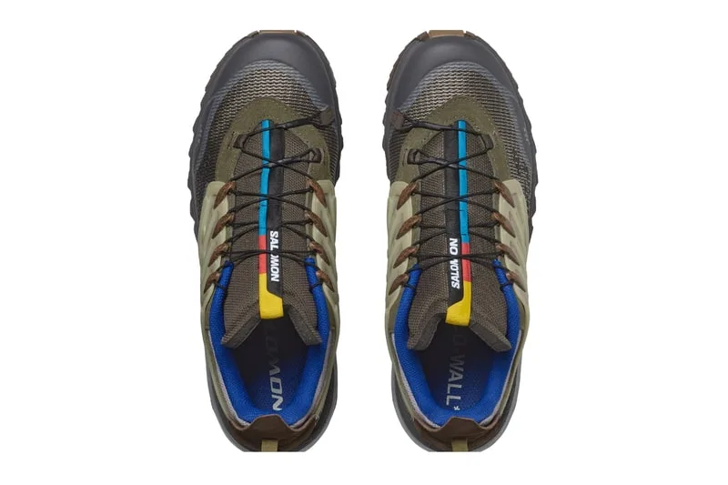 Chaussures de randonnée multicolores avec lacets bleus.