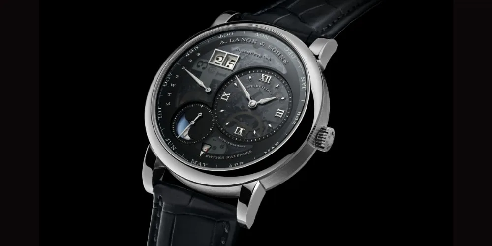 Montre de luxe avec cadran complexe et bracelet en cuir noir.