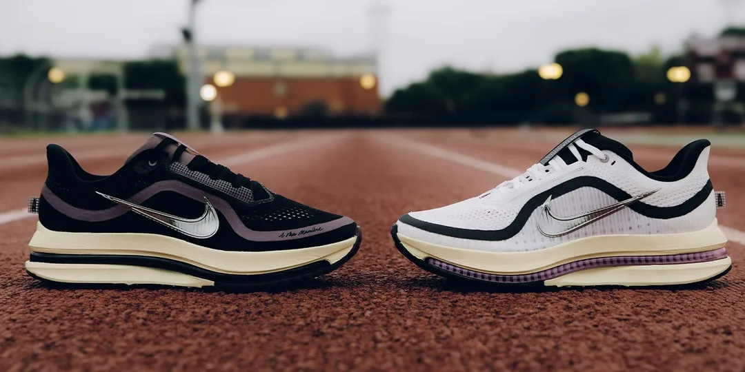 Deux chaussures de sport posées sur une piste d'athlétisme extérieure.