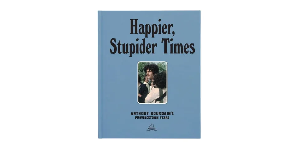 Couverture du livre 'Happier, Stupider Times' d'Anthony Bourdain.