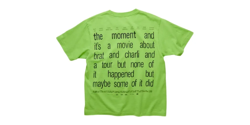 T-shirt vert avec texte noir sur le dos.