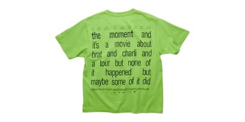 T-shirt vert avec texte noir sur le dos.