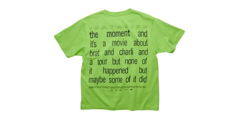 T-shirt vert avec texte noir sur le dos.