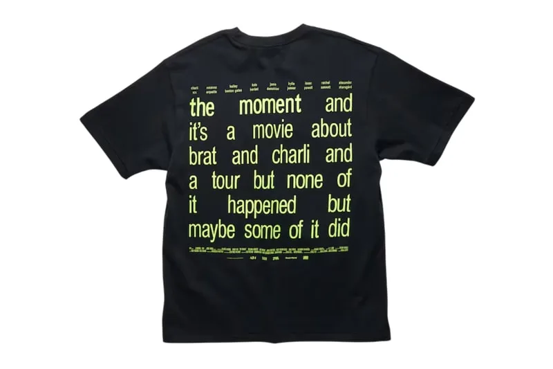 T-shirt noir avec texte jaune vif sur le dos.
