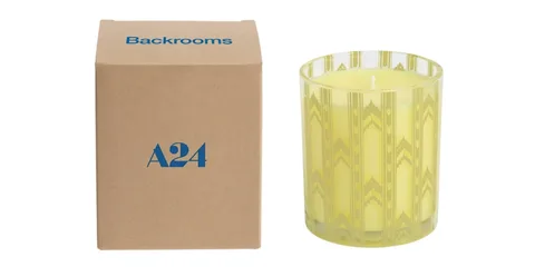 Bougie jaune avec boîte en carton marron marquée A24 et Backrooms.