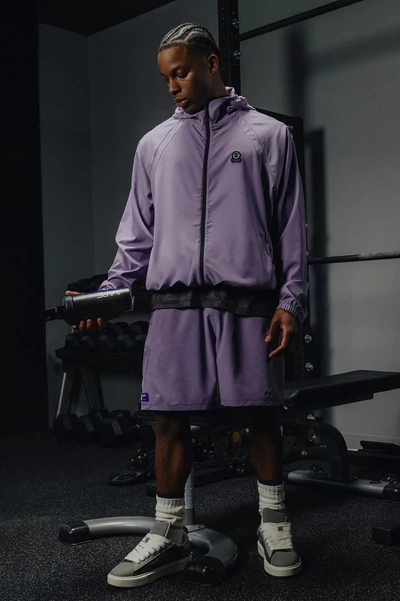 Homme en ensemble sport violet dans une salle de sport