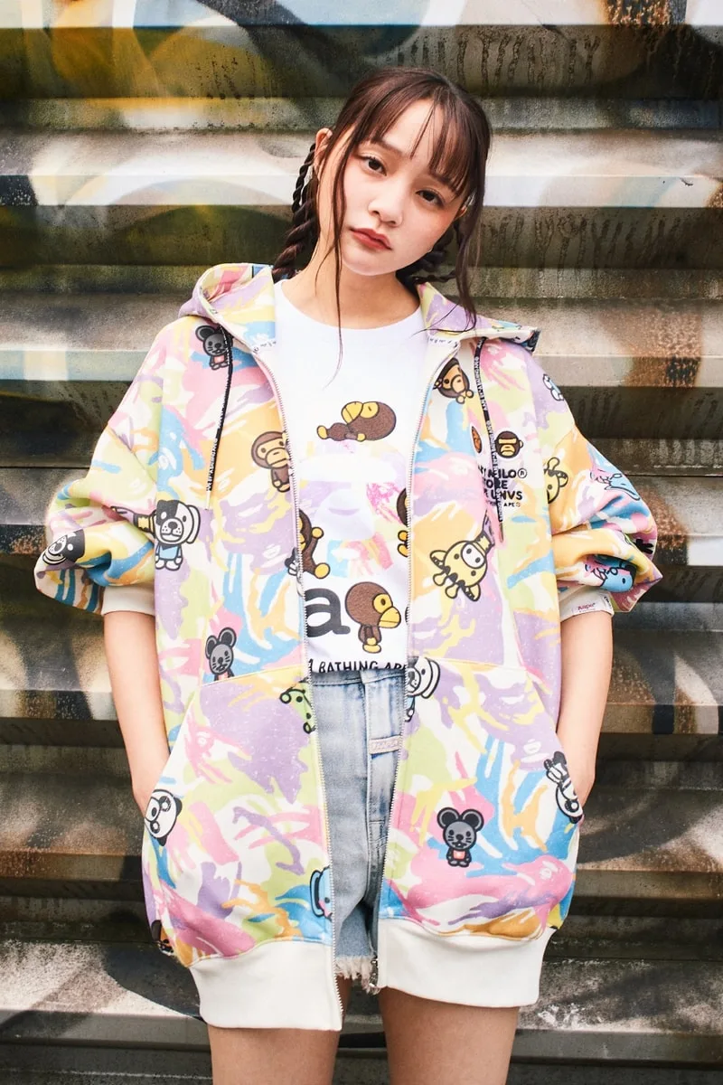 Jeune femme portant un sweat à capuche coloré et un short en jeans relax.