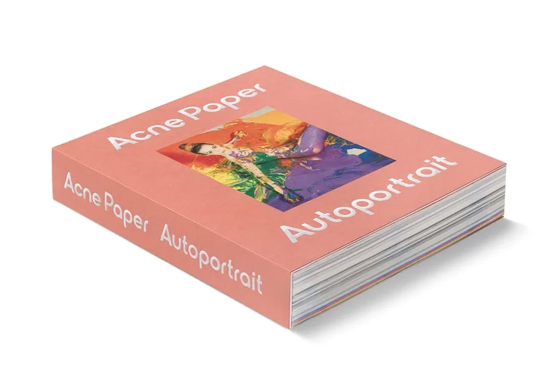 Couverture rose d'un livre intitulé "Acne Paper Autoportrait"