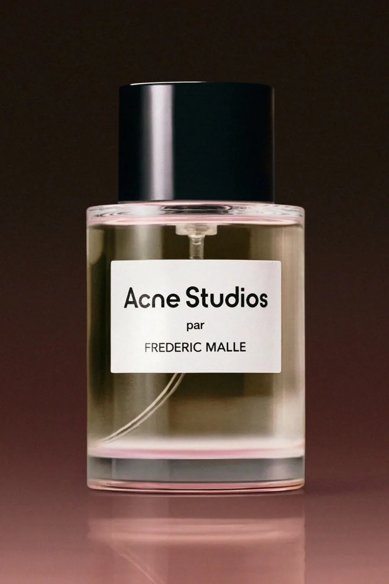 Parfum Acne Studios par Frederic Malle sur fond marron dégradé.