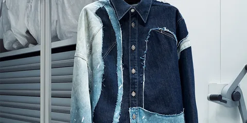 Chemise en jean patchwork suspendue dans un placard.