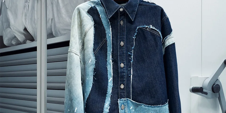 Chemise en jean patchwork suspendue dans un placard.