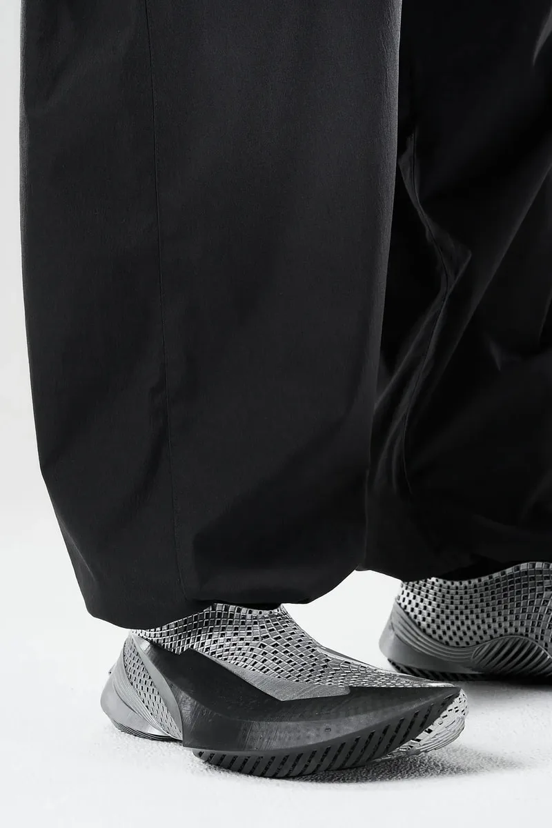 ACRONYM et ALIVEFORM dévoilent THE BLADE dans un nouveau coloris « Obsidian Nickel »