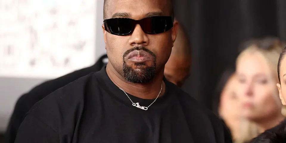 Kanye West portant des lunettes de soleil noires et un tee-shirt noir