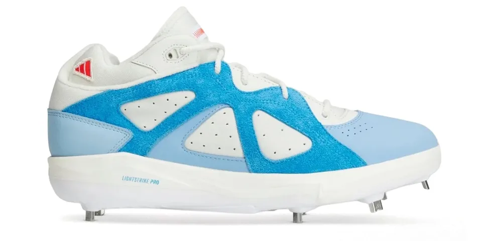 Chaussure à crampons bleu et blanche avec logo rouge