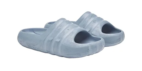 Paire de sandales à enfiler bleu pâle, vues de trois quarts.
