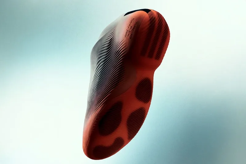 Semelle de chaussure rouge-orange et noire sur fond clair