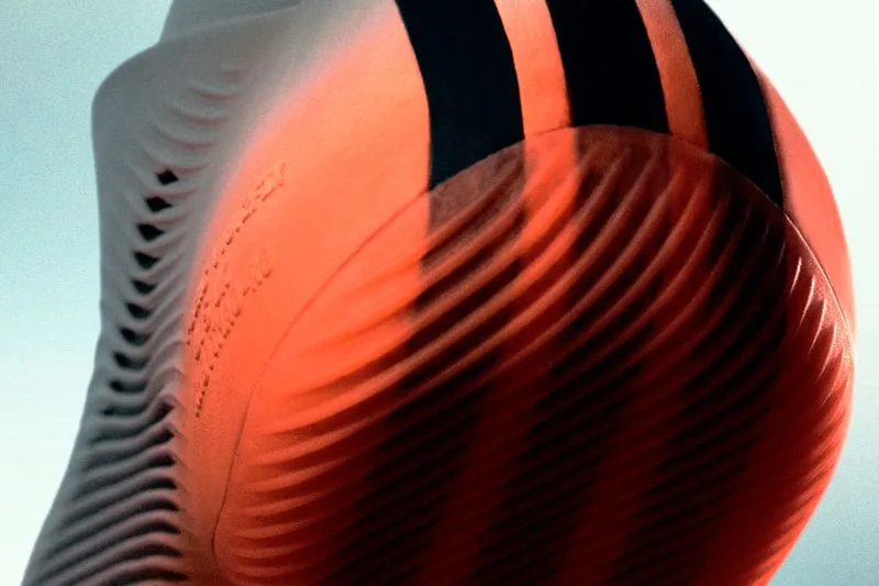 Basket assortie de couleurs orange et noir avec un design ondulé.