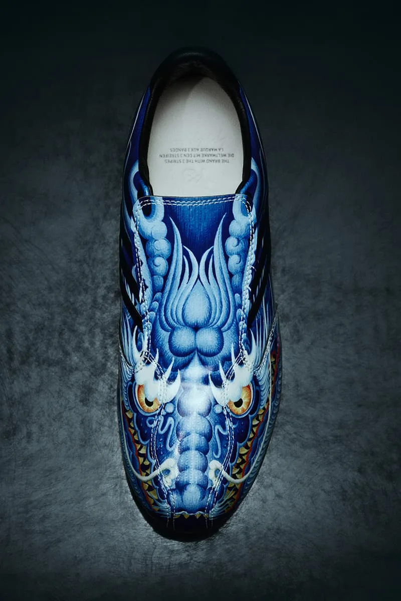 Chaussure bleue avec motif dragon détaillé sur le dessus.