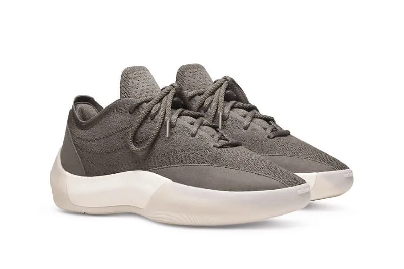 Chaussures de sport grises avec semelle blanche