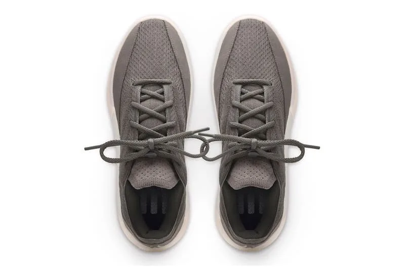 Paire de baskets grises vue de dessus, lacets attachés