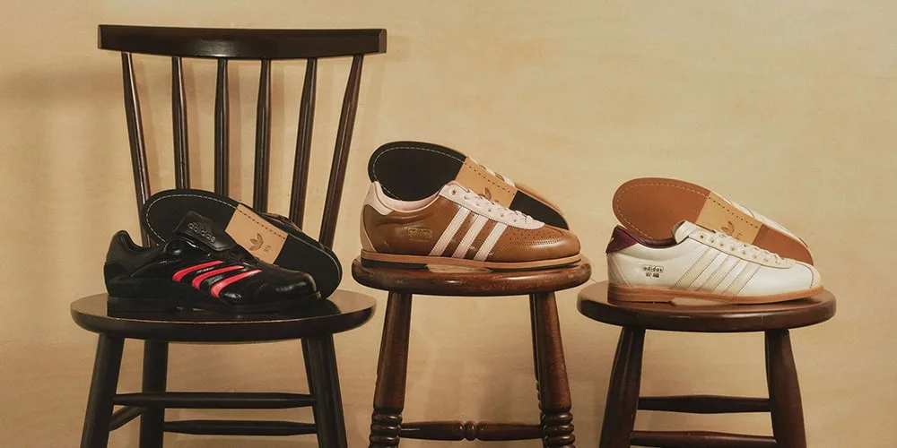 Trois paires de baskets sur des chaises en bois.