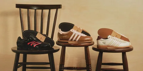 Trois paires de baskets sur des chaises en bois.