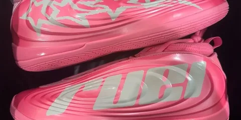 Chaussures roses avec motifs et texte 'fuel' en blanc.