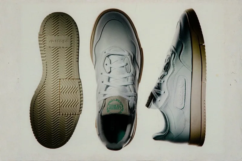 Chaussures blanches en trois angles avec semelle en gomme.