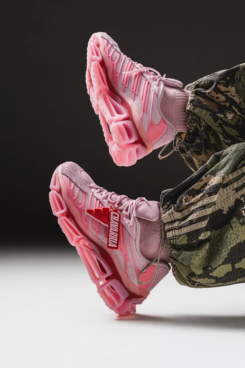 Chaussures roses aux semelles épaisses, portées avec pantalon camouflage.