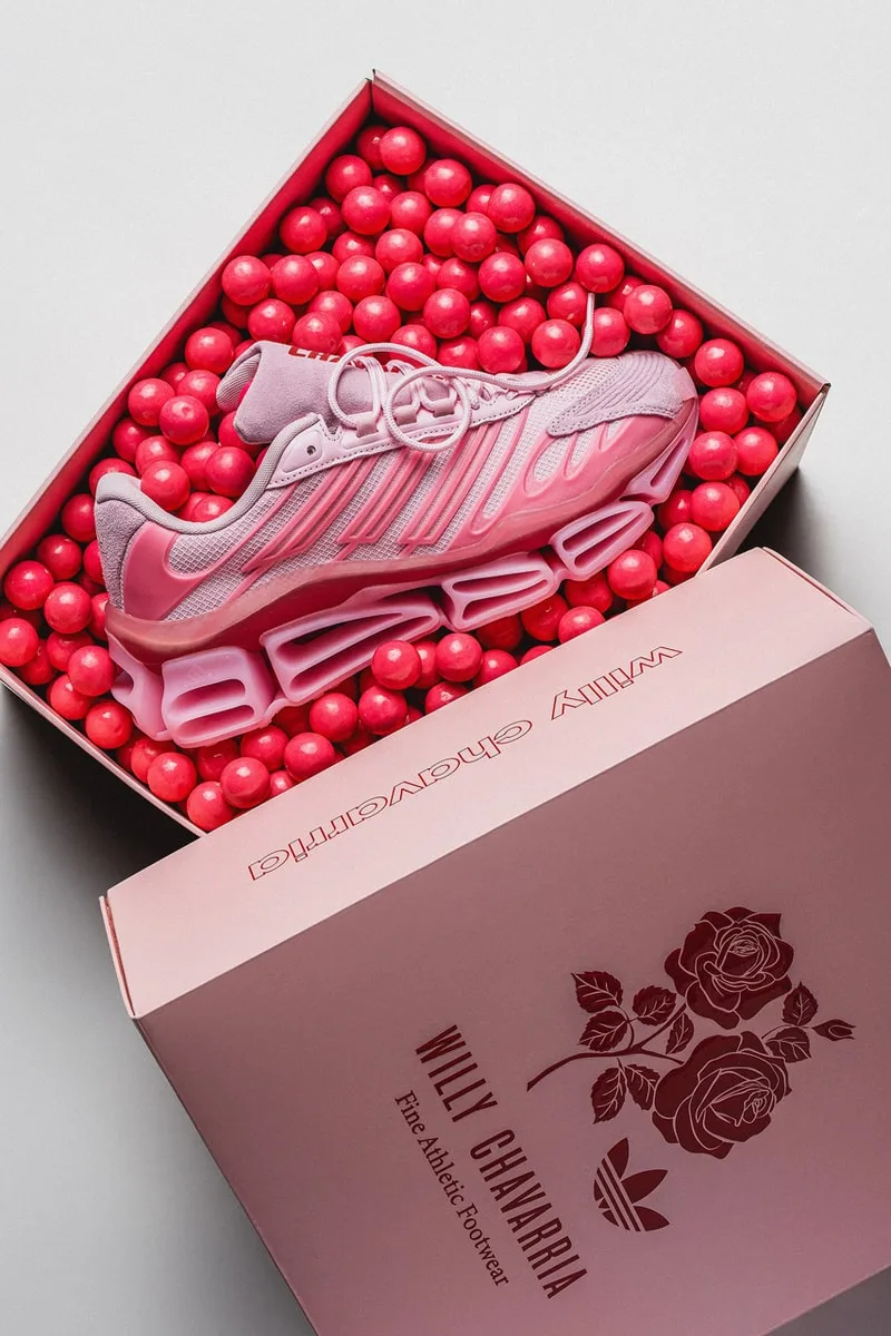 Chaussure rose dans une boîte avec des billes rouges.