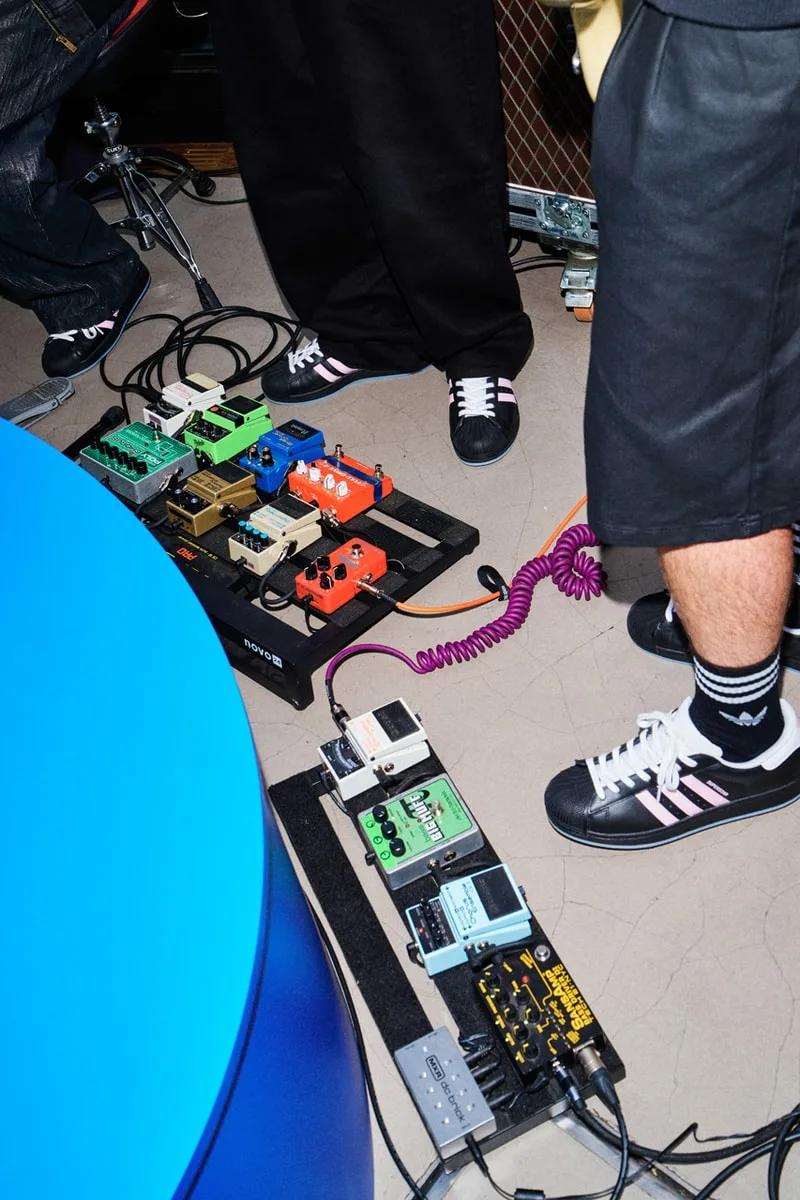 Tenues adidas Originals portées par les musiciens d’Elevator Music