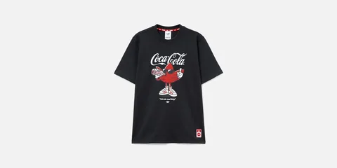 T-shirt noir Coca-Cola avec personnage rouge et bouteille.
