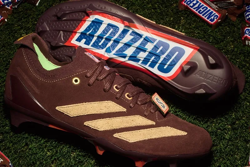 Chaussures de football Adidas Adizero marron sur gazon.