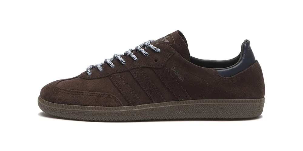 Chaussure marron Adidas Samba avec lacets bleus et semelle en caoutchouc.