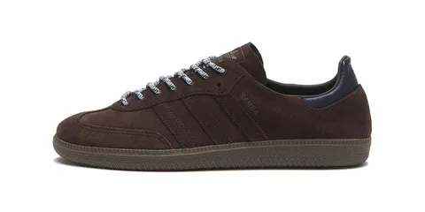 Chaussure marron Adidas Samba avec lacets bleus et semelle en caoutchouc.
