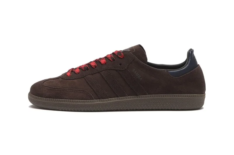 Chaussure marron avec lacets rouges et semelle beige