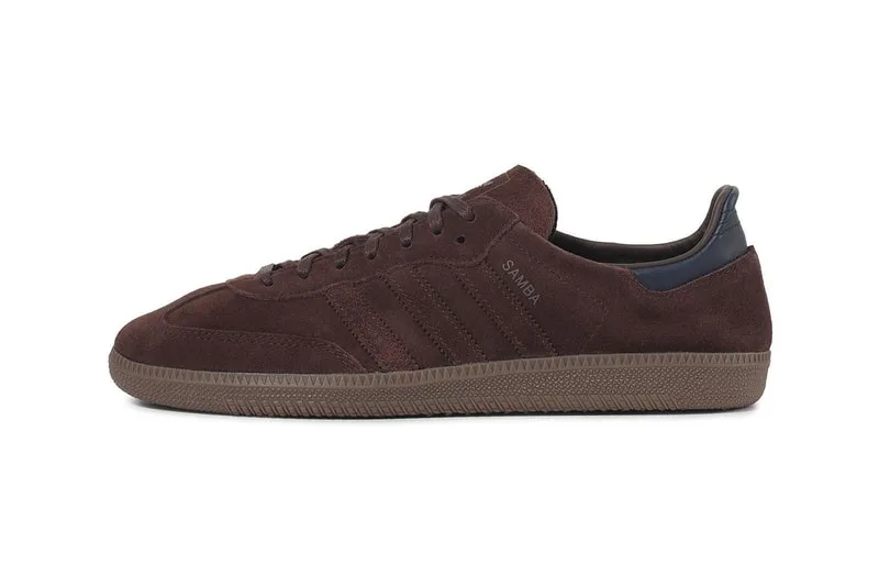 Chaussure marron Adidas Samba en daim avec semelle brun foncé.