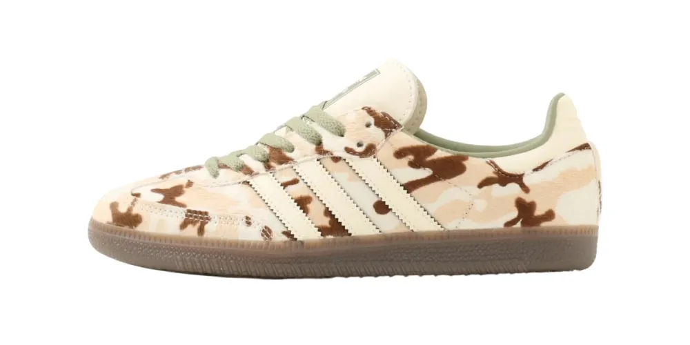 Chaussure camouflage beige avec semelle marron translucide et lacets verts.
