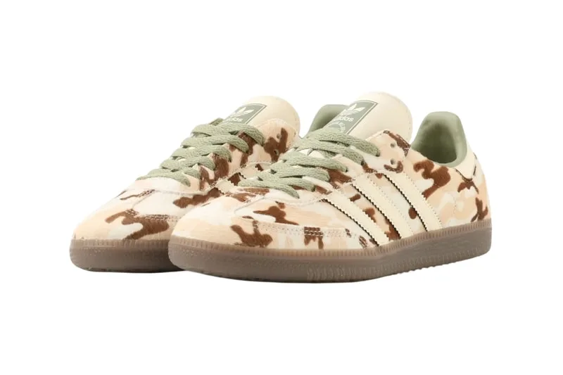 Chaussures Adidas Sambas beige et marron avec motif camouflage et lacets verts.