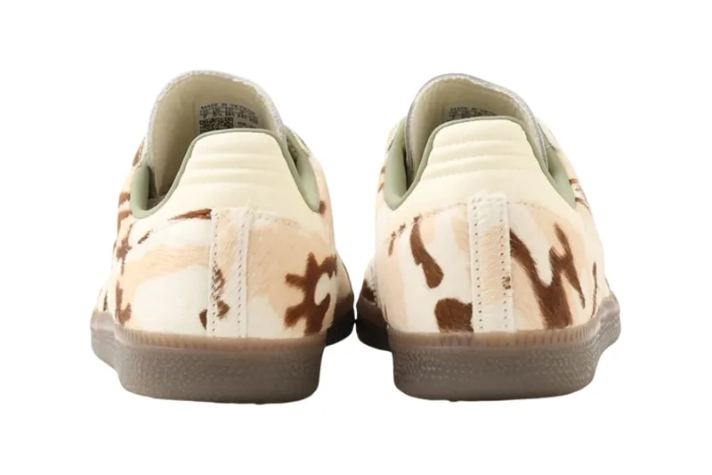 Chaussures avec motif camouflage marron et crème, vue de dos.