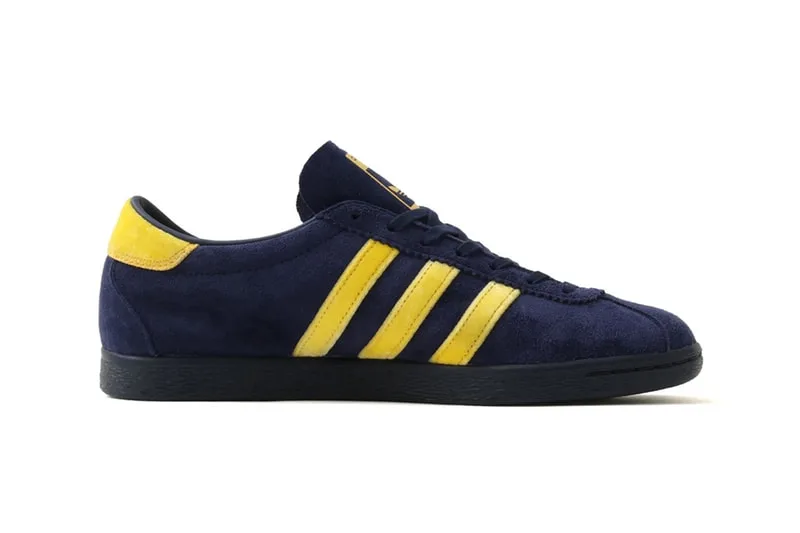 Chaussure bleue et jaune avec des bandes en daim.