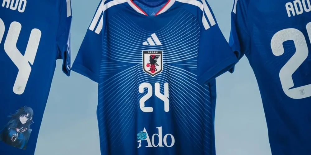 Maillot bleu de l'équipe japonaise avec numéro 24 et motif de personnage d'anime