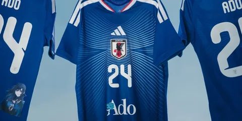 Maillot bleu de l'équipe japonaise avec numéro 24 et motif de personnage d'anime