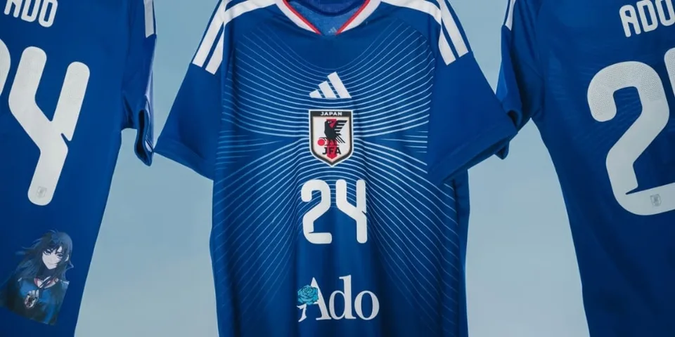 Maillot bleu de l'équipe japonaise avec numéro 24 et motif de personnage d'anime